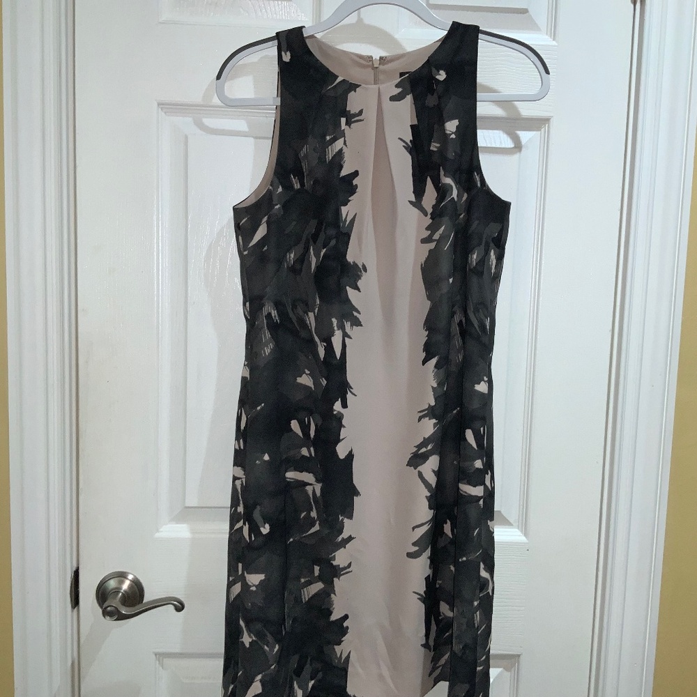 Ann Taylor black cream sleeveless sheath dress sz 8 inverted front pleat
